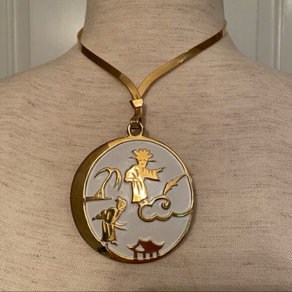 TRIFARI NECKLACE COLLAR PENDANT GOLD WHITE ASIAN ENAMEL PENDANT CHOKER STATEMENT - Picture 1 of 12